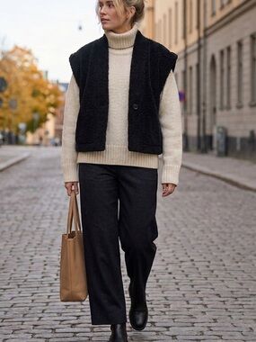 Lofty Manner Black Teddy Sherpa Cap Sleeve Sweater Jacket Vest Size Small
